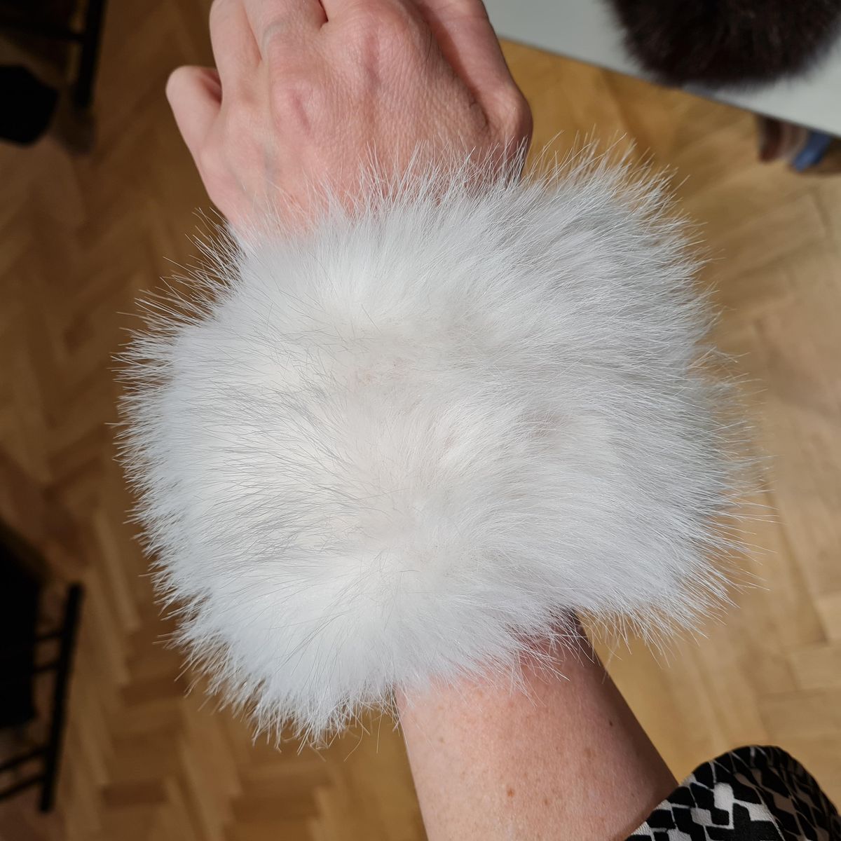 MZ04 fuskepels for arm - white